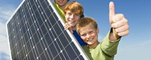 Jugendliche halten ein Solarpanel